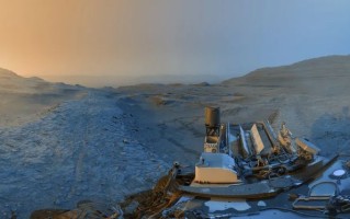 NASA好奇号从夏普山发回全景图，展示火星崎岖地貌