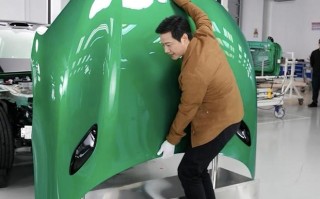 小米YU7为何采用长车头？雷军称好看且更安全，现场搬起前机盖