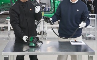 小米展示YU7门锁机械拉线：内外都有，专用备份电池