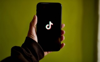 老板拍煲仔饭无人知：拍女儿意外爆火