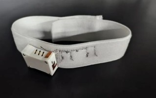 英国科学家研发可穿戴AI颈环：无创帮助中风患者恢复语言能力