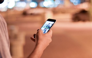 男子看手机踏空身亡 家属起诉物业等索赔百万：法院判了