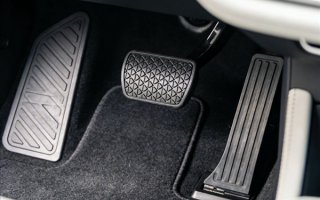 车祸被撞坏5颗牙 一次性索赔40年换牙费！法院判了：支持