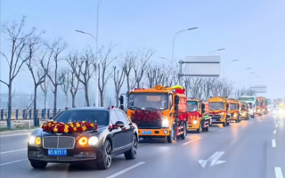 全球第一个 95后小伙结婚 用9辆吸粪车组成婚车队