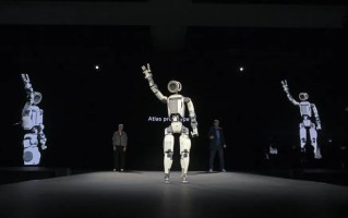 波士顿动力详解Atlas机器人：工厂作业永远不会累，家用仍需10年