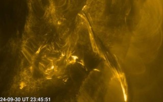 太阳也会“雪崩”？欧空局揭秘耀斑爆发的连锁机制