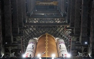 人类“重返月球”在即，美阿耳忒弥斯2号火箭1月17日启动准备工作