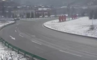 漂移过弯：新一代小米SU7「卡布里蓝」赛道测试视频曝光