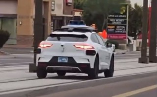 谷歌旗下Waymo自动驾驶出租车误入轻轨轨道，乘客“仓皇逃生”