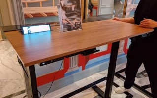 自带电脑机箱、PS5游戏机支架，联力DK-B电竞桌亮相