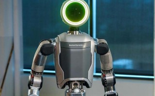 波士顿动力Atlas人形机器人秀后空翻差点摔倒，手部保护罩被甩飞