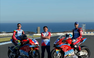 笑喷！张雪接受媒体采访太耿直 网友：这是能播的吗