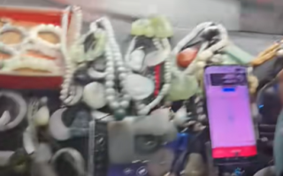 离谱！男子打网约车：车内摆满玉石珠宝 脚下也全是原石