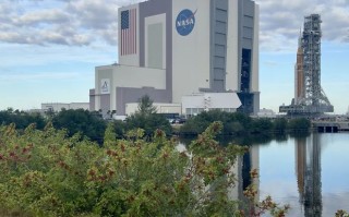 NASA将阿尔忒弥斯2号火箭运往发射台，为载人绕月飞行任务做准备