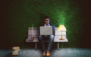 AI大厂月薪3万疯抢文科生 文科就业率正在被AI拯救