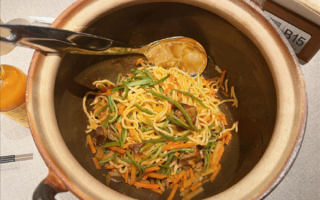 贾国龙新品牌现场擀面焖面 工序透明可围观 店员称菜品均为现做