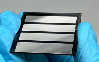 连续工作1100小时不“掉链子”，科学家攻克钙钛矿电池稳定性难题