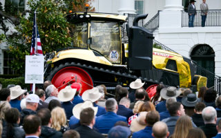 全场焦点跑偏！金色拖拉机亮相白宫 特朗普两度中断讲话夸赞 
