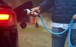 优步推出 Uber Electric：网约车主换电动汽车补贴最高 5000 美元