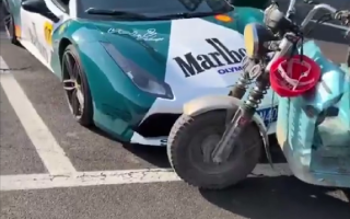 大爷骑三轮车撞法拉利：掏出163块和4棵菜被车主悄悄返还